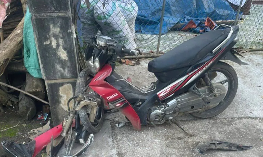 Người đàn ông tử vong sau cú đâm vào trụ cổng