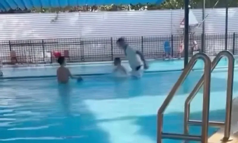 Xác minh vụ người đàn ông dìm bé trai dưới hồ bơi ở Hà Nội