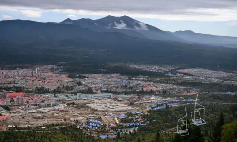 Nằm dưới chân ngọn núi cao nhất Triều Tiên, Samjiyon nổi tiếng với các điểm tham quan mùa đông.