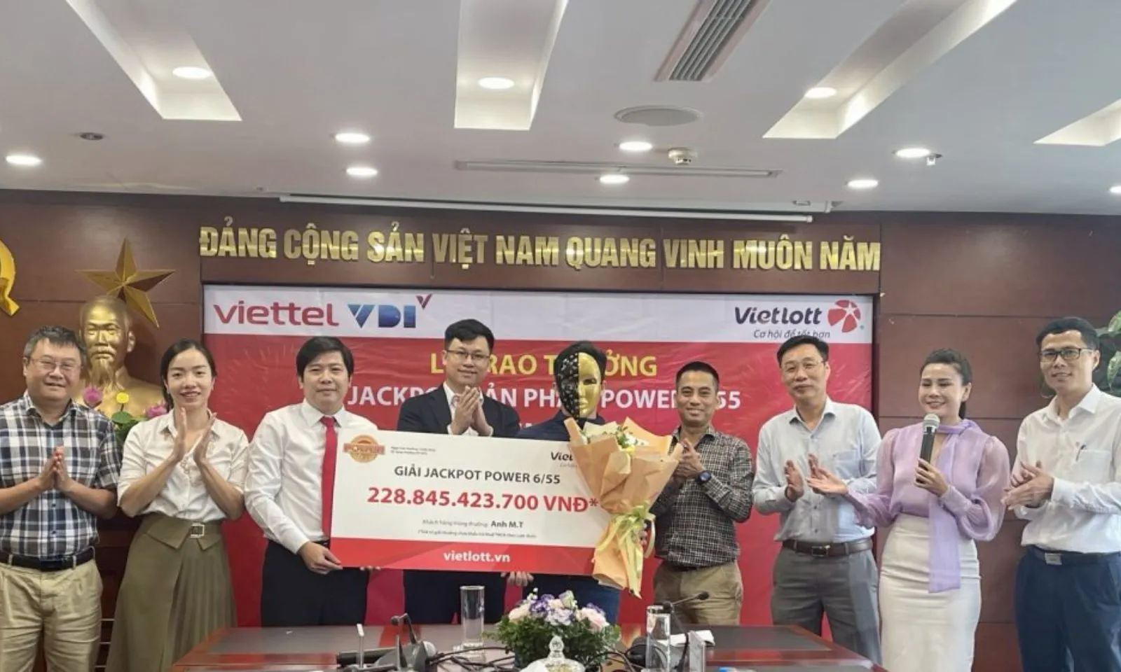 Mua Vietlott để cầu may, chàng trai “ẵm” hơn 228 tỷ đồng 