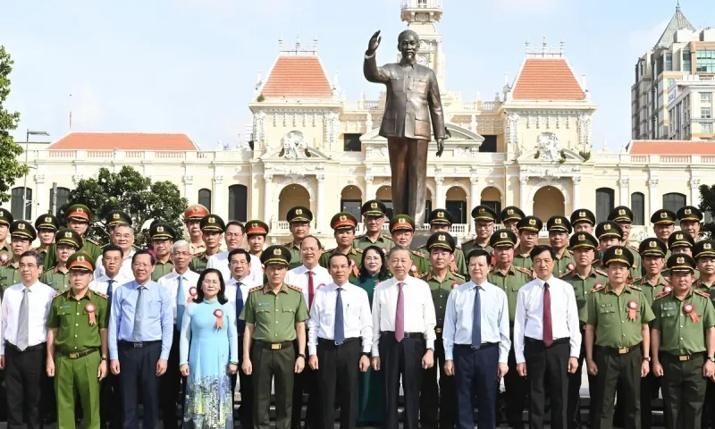 Tổng Bí thư, Chủ tịch nước Tô Lâm dâng hoa tại Công viên Tượng đài Bác Hồ