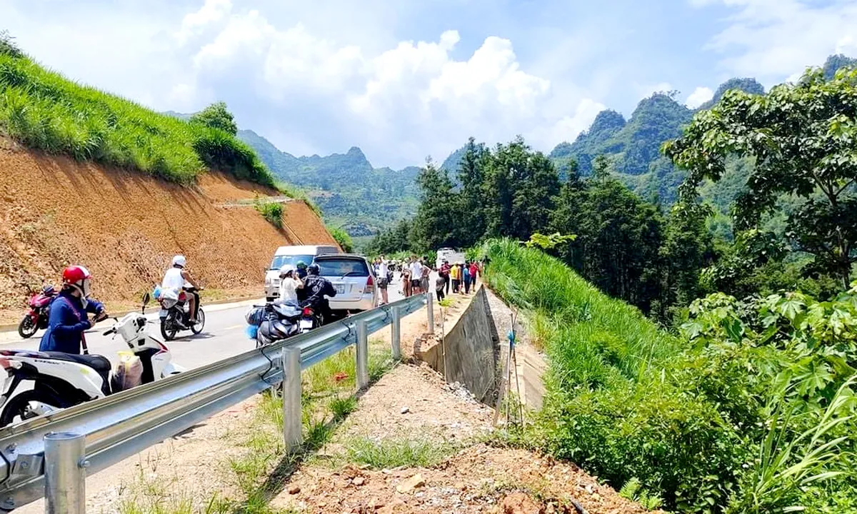 Xe ô tô lao xuống vực sâu 80m, 2 người thương vong