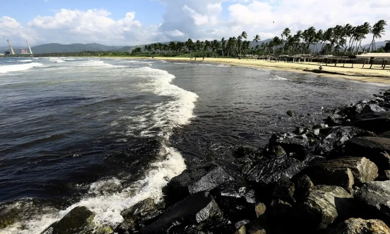 Tràn dầu rộng hơn 200km2 ở ngoài khơi Venezuela