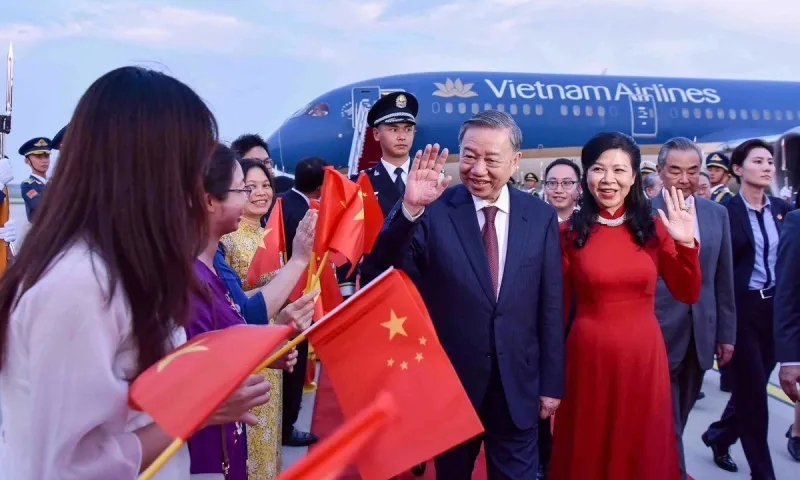 Tổng Bí thư, Chủ tịch nước Tô Lâm và phu nhân đến thủ đô Bắc Kinh, Trung Quốc