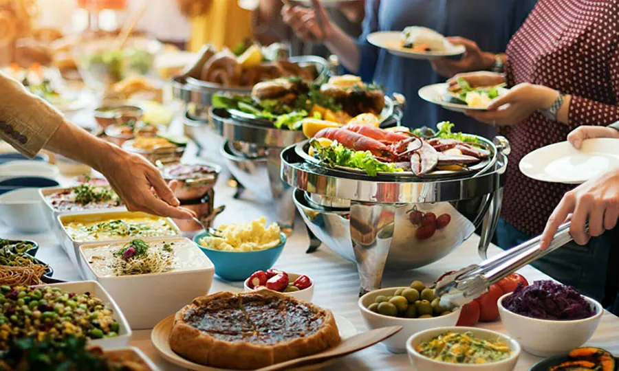 Chỉ trả tiền cho một suất buffet nhưng đãi cả nhà