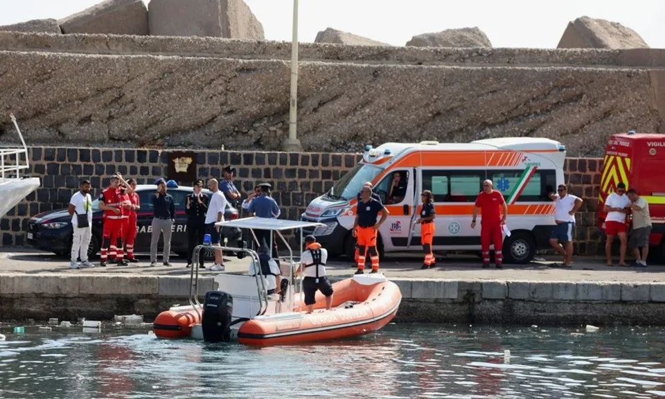 Lốc xoáy đánh chìm du thuyền sang trọng, 1 người chết, 6 người mất tích