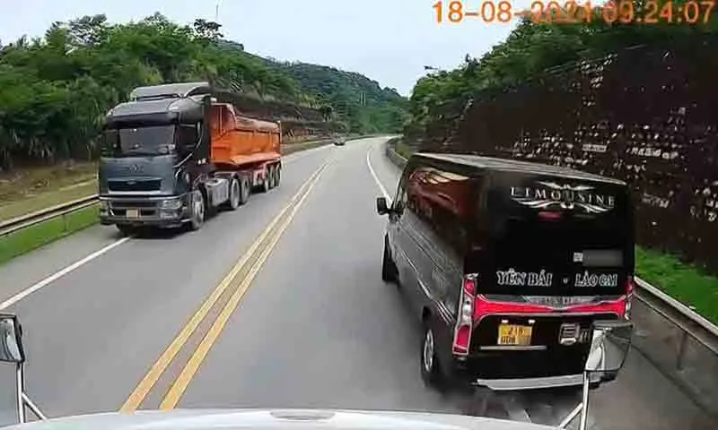 Đón khách trên cao tốc, tài xế bị phạt 11 triệu, tước GPLX 3 tháng