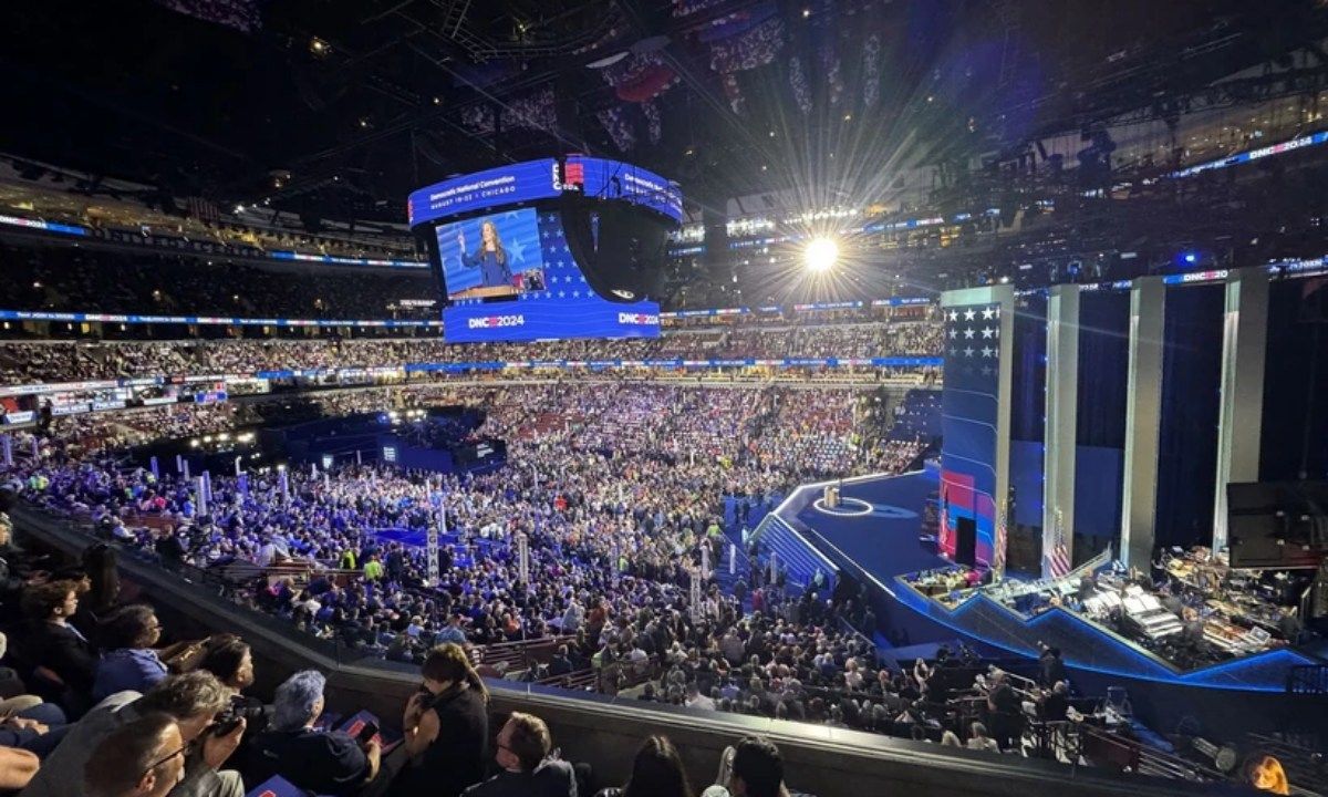 Tổng thống Joe Biden chính thức trao quyền đề cử cho phó tổng thống Kamala Harris