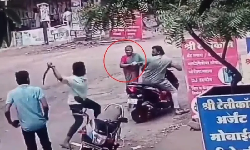 Clip gây sốc về tình mẫu tử: Mẹ phản kháng dũng cảm khi con trai bị tấn công 