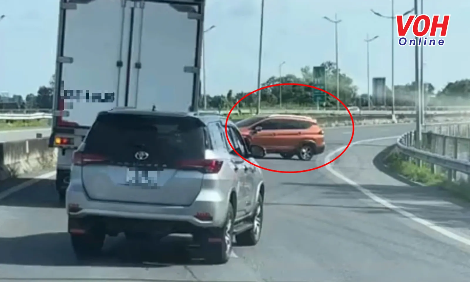 Ô tô quay đầu chạy ngược chiều trên cao tốc TPHCM – Trung Lương