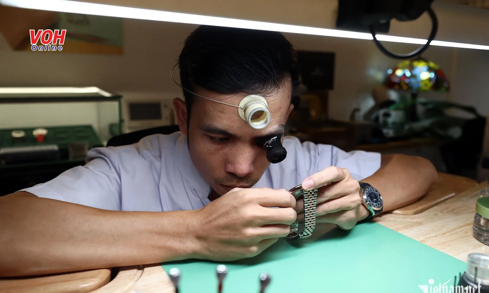 Chàng trai bỏ túi tiền tỷ nhờ nghề sửa đồng hồ