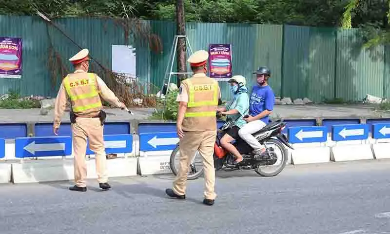 Một số người dân không quan sát biển báo, điều khiển xe máy đi lên tầng 2 cầu Thăng Long