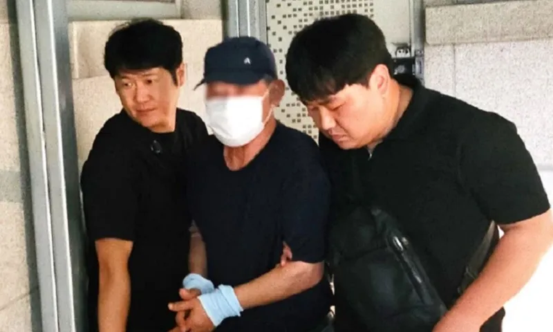 Nghi phạm (giữa) gây ra vụ nổ tại bệnh viện ở Gwangju bị cảnh sát bắt giữ  Korea Joongang Daily