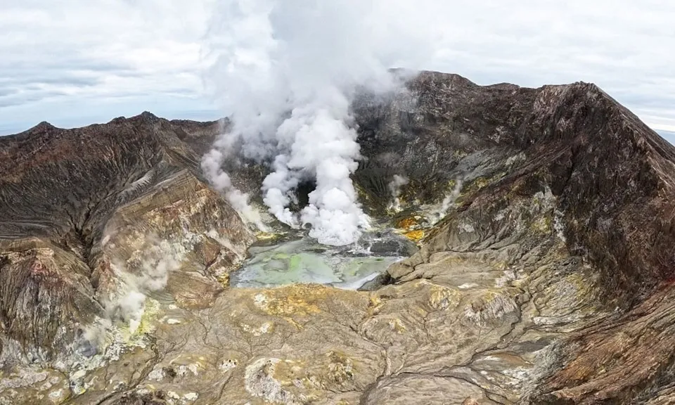 Núi lửa phun trào làm gián đoạn các chuyến bay ở New Zealand