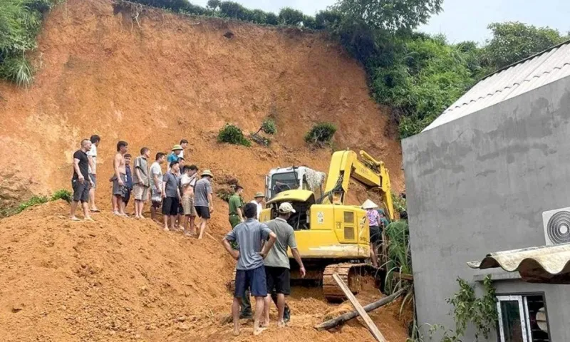 Lâm Đồng: Sạt lở đất gây ách tắc Quốc lộ 27