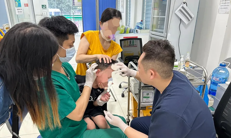 Bé trai nghi mắc dại sau khi bị chó cắn 1 tháng