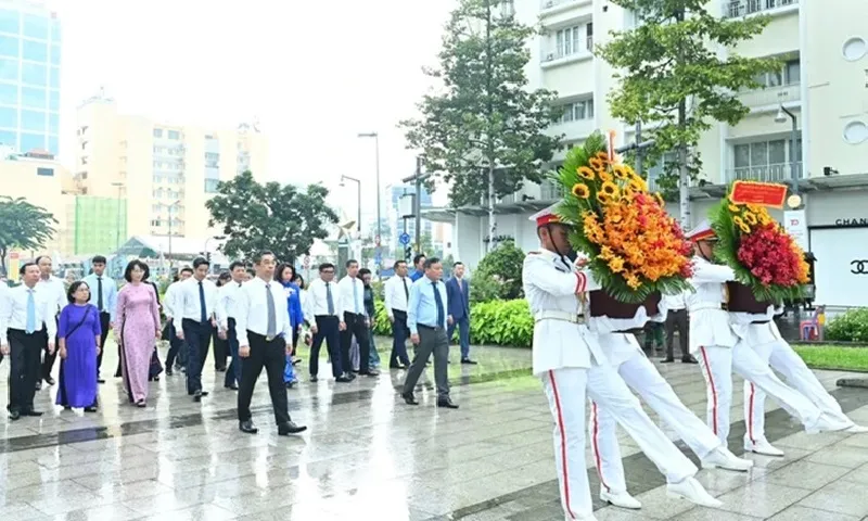 Lãnh đạo TP Hà Nội và TPHCM tưởng nhớ Chủ tịch Hồ Chí Minh, Chủ tịch Tôn Đức Thắng