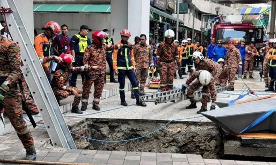 Người phụ nữ bất ngờ rơi xuống ‘hố tử thần’ sâu 8m ở vỉa hè Kuala Lumpur