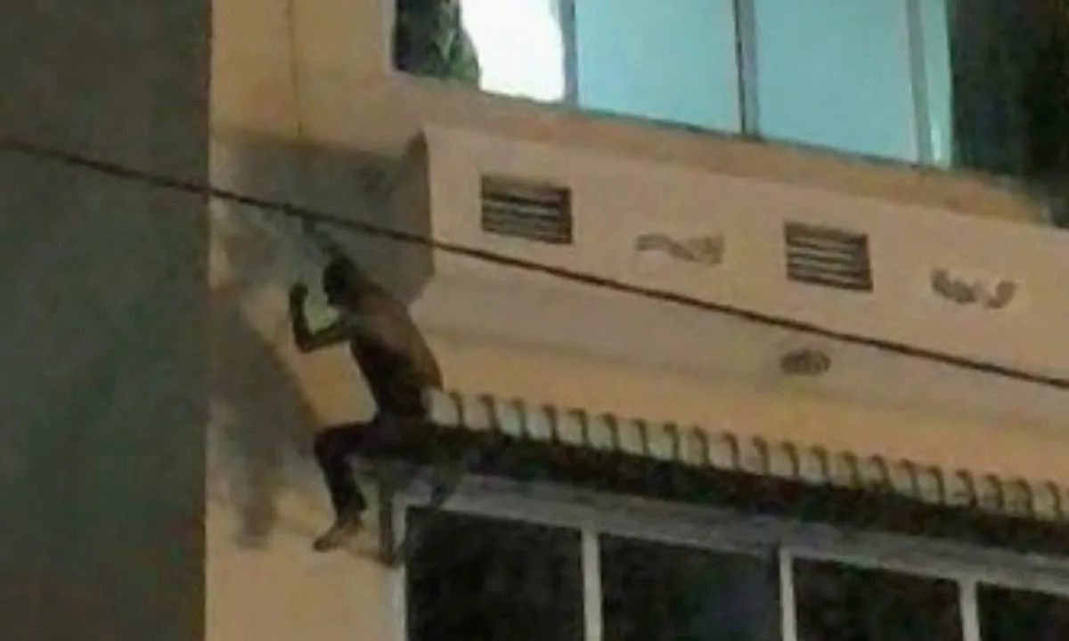 Nam thanh niên đu dây ở tầng 3 khách sạn như “người nhện”