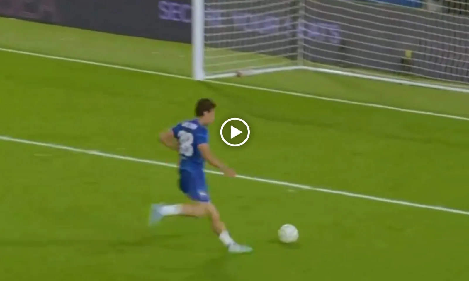 VIDEO: Marc Guiu bỏ lỡ cơ hội không tưởng khiến CĐV Chelsea “phục sát đất” 