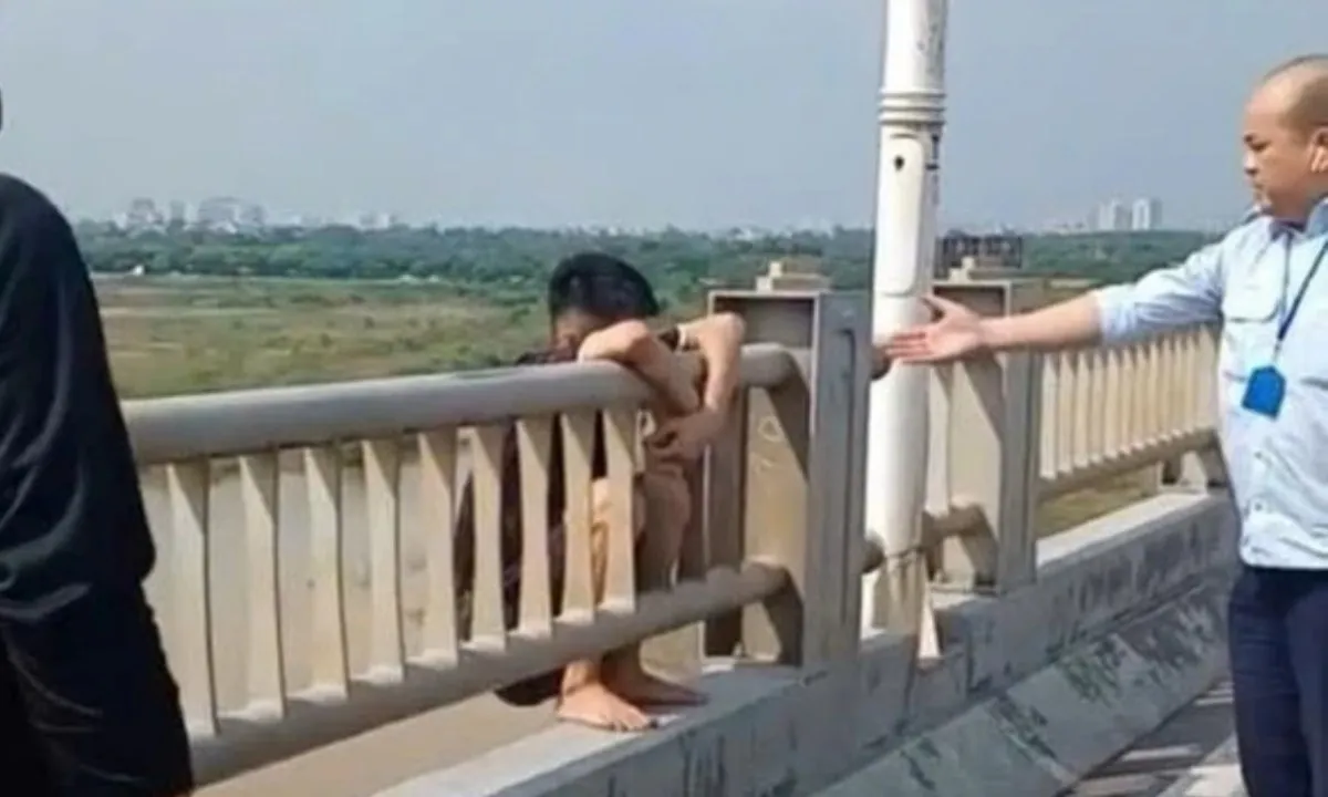 Tài xế xe buýt kịp thời ngăn nam thanh niên nhảy cầu Vĩnh Tuy