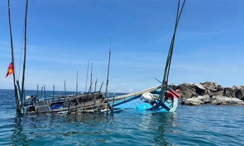 Cứu thành công tàu cá của ngư dân Bình Định bị chìm về bờ