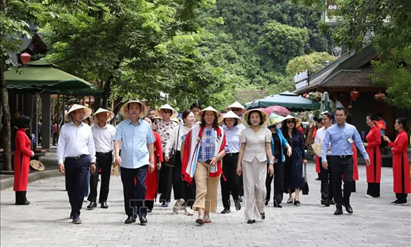 Đoàn đại biểu Nghị viện Australia tham quan Khu du lịch sinh thái Tràng An.