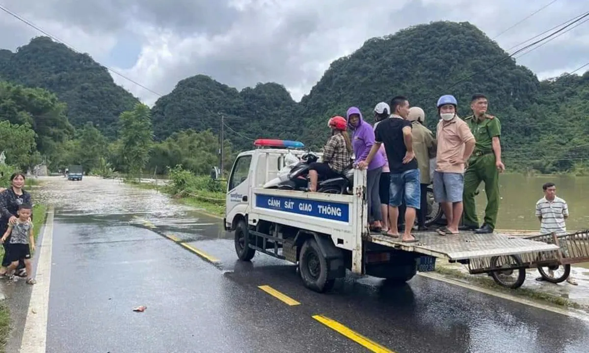 CSGT tỉnh Cao Bằng đưa người dân qua đoạn đường ngập