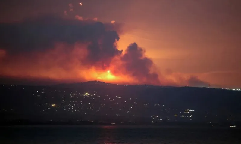 Khói lửa bùng lên từ lãnh thổ Lebanon sau đòn tập kích phủ đầu của Israel ngày 25-8 - Ảnh REUTERS