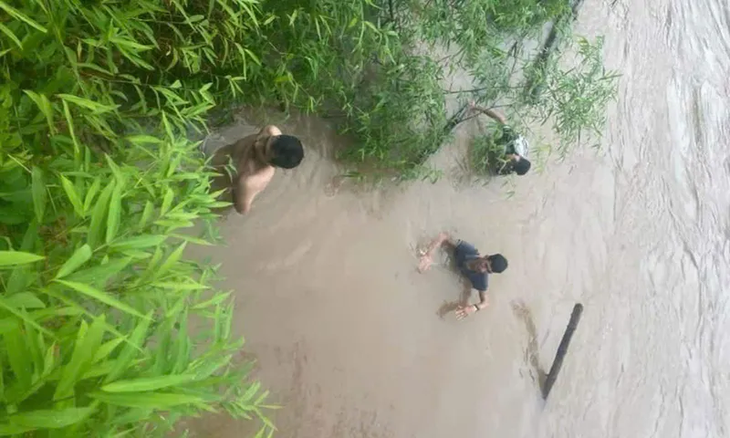 Clip: Xe đầu kéo bị lũ cuốn, tài xế thoát ra khỏi cabin được người dân cứu