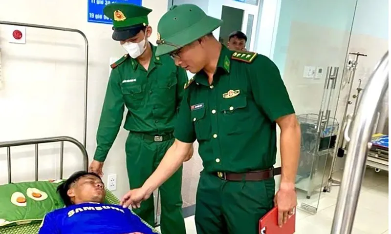 Cứu sống một ngư dân trôi lênh đênh trên biển nhiều giờ