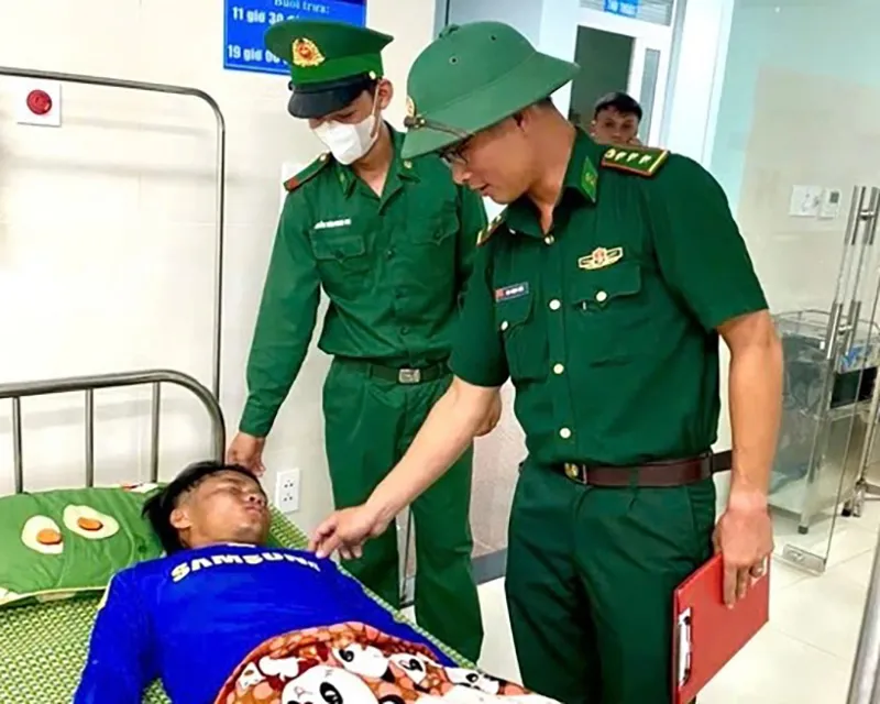 Ngư dân Đặng Thanh Vương tại Trung tâm y tế Quân dân y kết hợp Lý Sơn