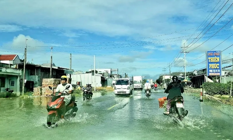 Quốc lộ 1 đoạn qua thị xã Giá Rai, tỉnh Bạc Liêu bị ngập cục bộ do triều cường