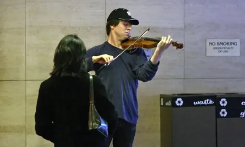 Nghệ sĩ violin nổi tiếng với cây đàn 87 tỷ đồng lại không được đón nhận khi biểu diễn nơi công cộng?
