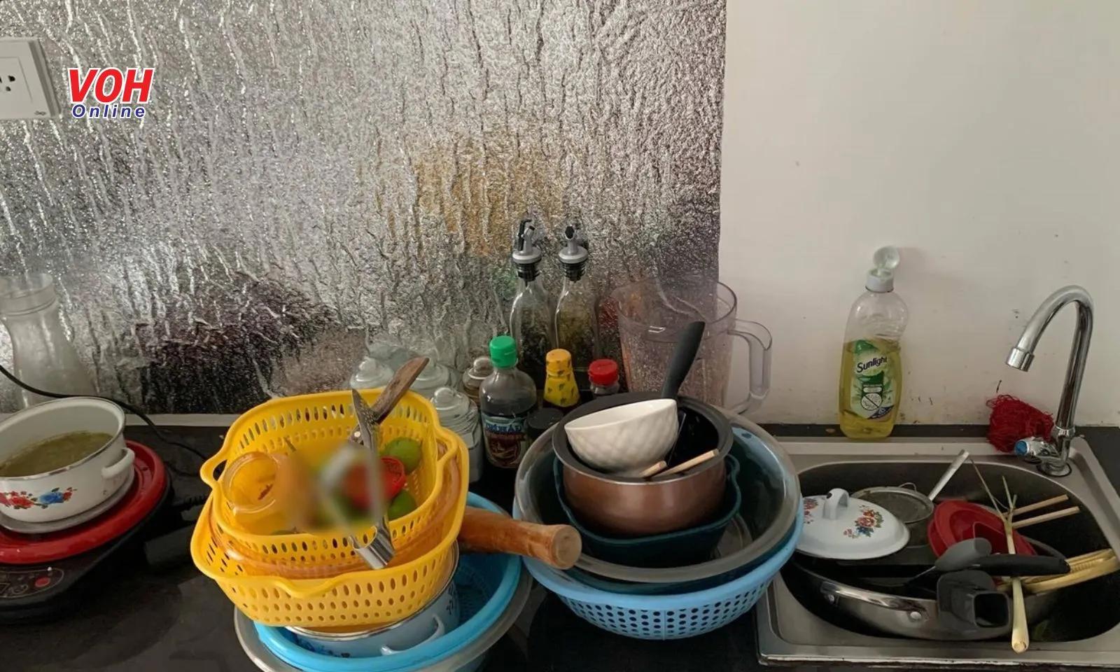 Bạn cùng phòng ở bẩn và thường xuyên dẫn bạn trai về nhà