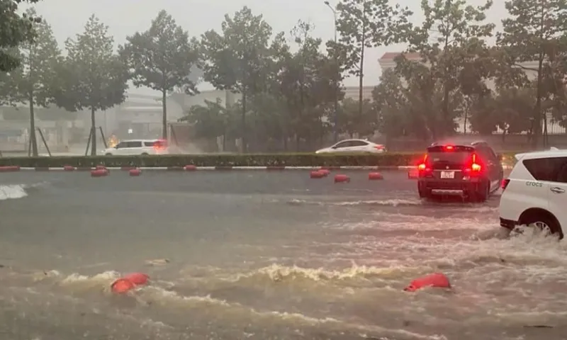 Bình Dương: Sau cơn mưa, bình gas nổi lềnh bềnh trên đường