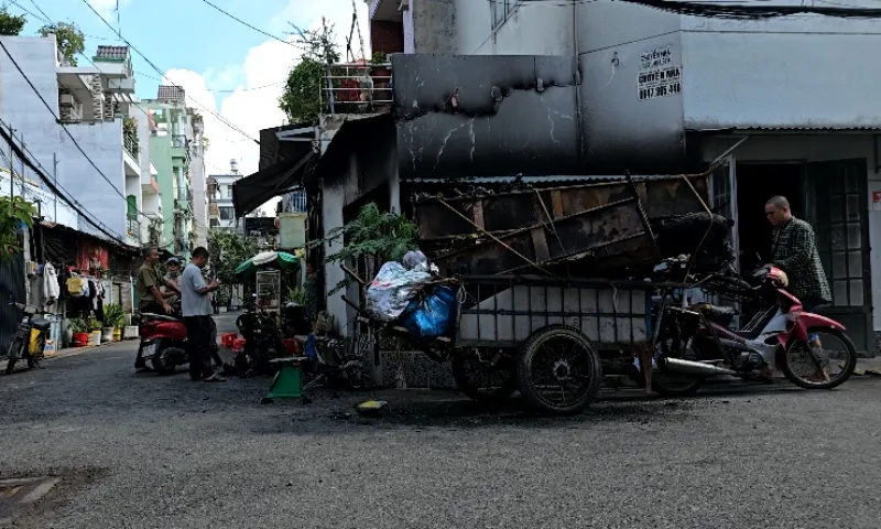 Cháy nhà trong hẻm, 4 người thoát hiểm qua mái tôn nhờ người dân ứng cứu