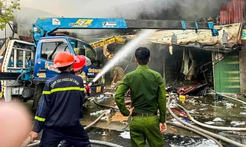 Cháy lớn thiêu rụi cửa hàng đồ gia dụng, khói đen bao trùm cả khu phố