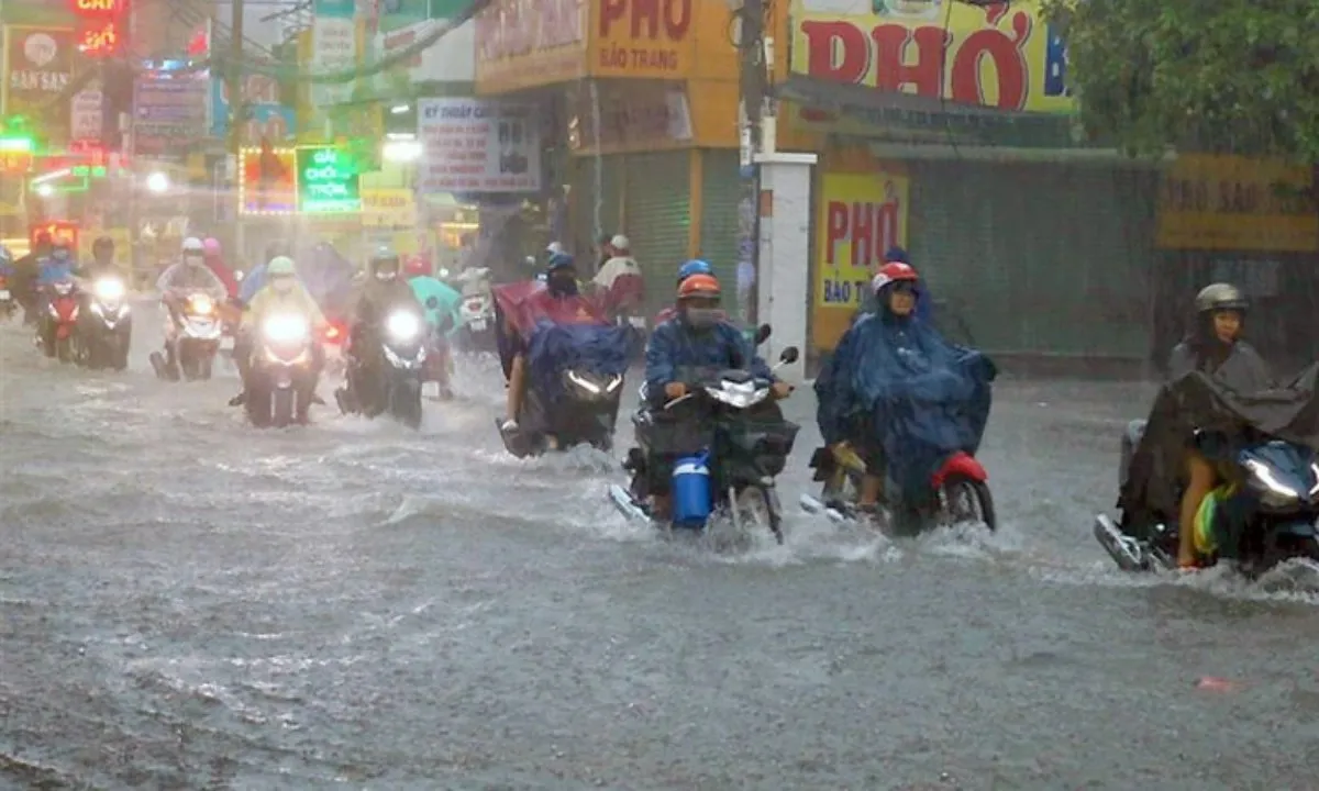 Mưa rào và dông trên cả nước, đề phòng lốc sét và gió mạnh