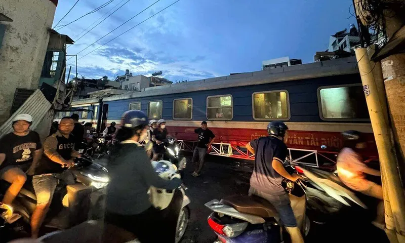 Tàu hỏa vướng dây cáp làm ùn tắt giao thông đường Nguyễn Kiệm