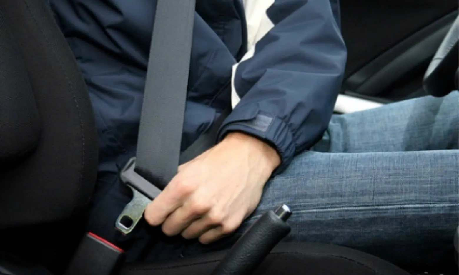 Nhắc nhở thắt dây an toàn: Trách nhiệm của người làm tài xế 