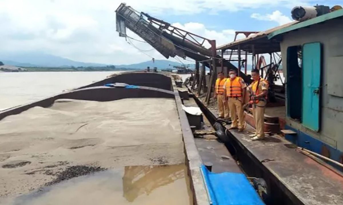 Bắt quả tang 4 tàu hút cát trái phép trên sông Đà
