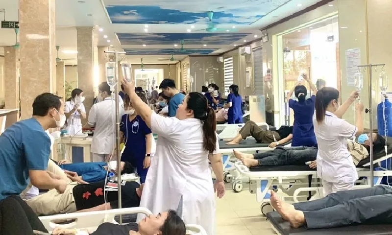 Phú Thọ: Hơn 150 công nhân nhập viện nghi ngộ độc sau bữa ăn trưa