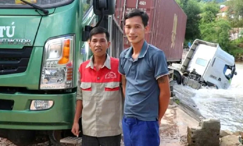 Tặng Bằng khen cho hai công dân dũng cảm cứu lái xe bị lũ cuốn