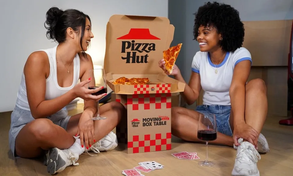 Pizza Hut ra mắt thiết kế hộp đựng pizza mới, có thể gấp lại thành bàn