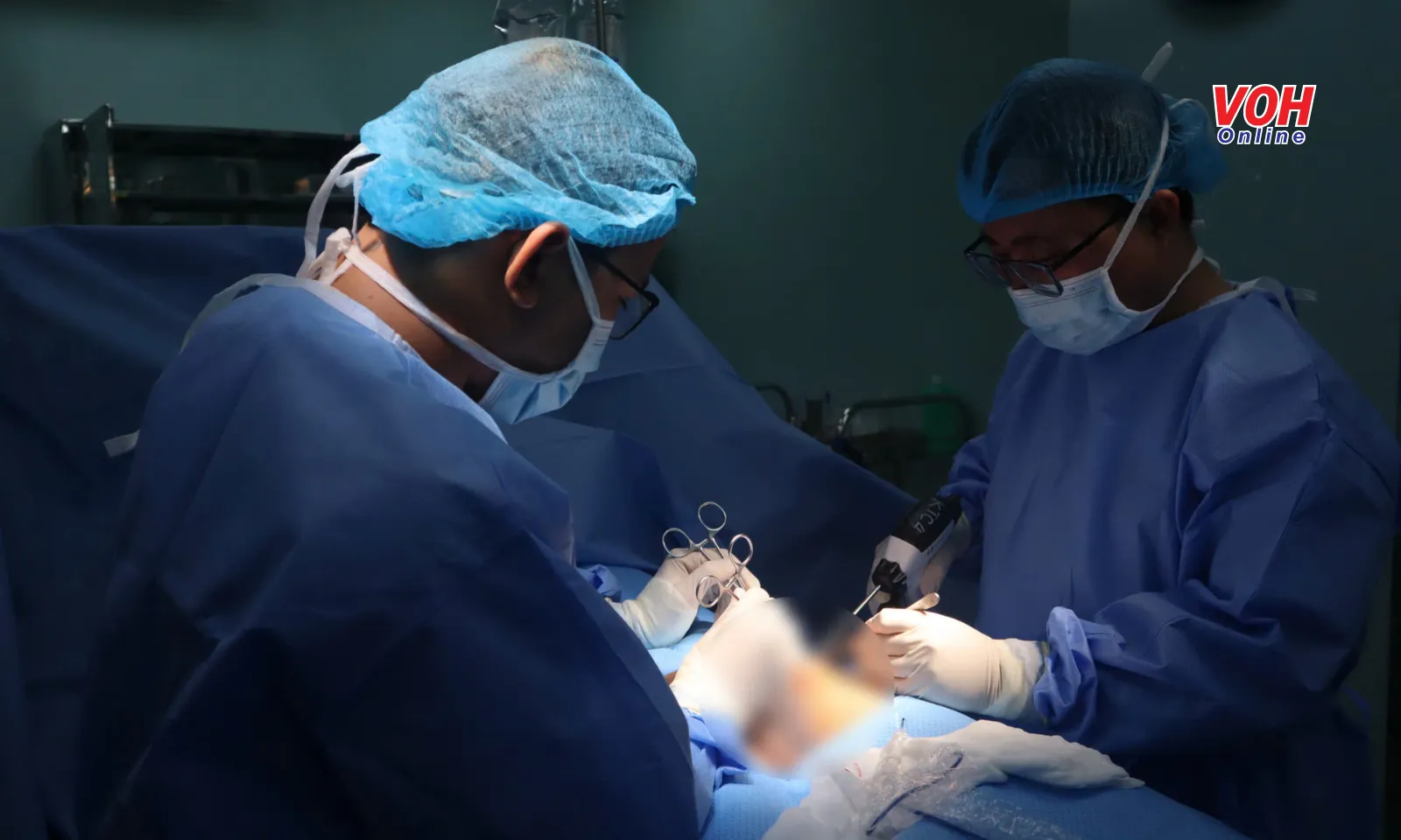 Cấp cứu nam thanh niên bị cây cơ bi da đâm xuyên hạ bộ