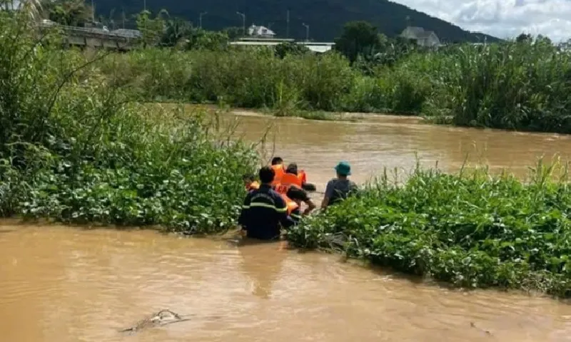 Người đàn ông rơi xuống dòng nước chảy xiết được cứu sống sau một đêm