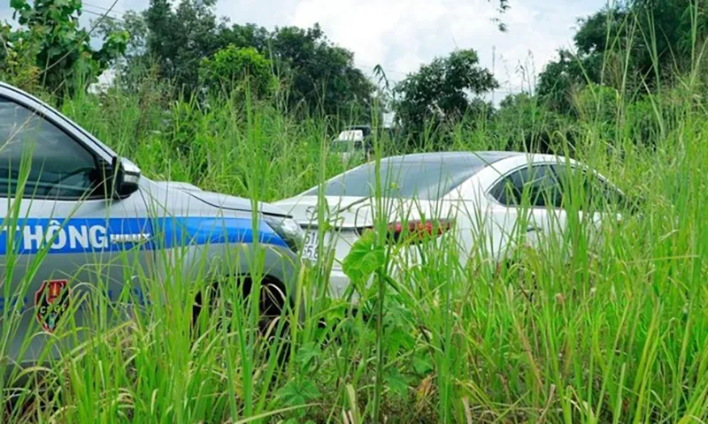 Ô tô lao vào bãi cỏ bên đường sau khi bị xe CSGT truy đuổi hơn 20km