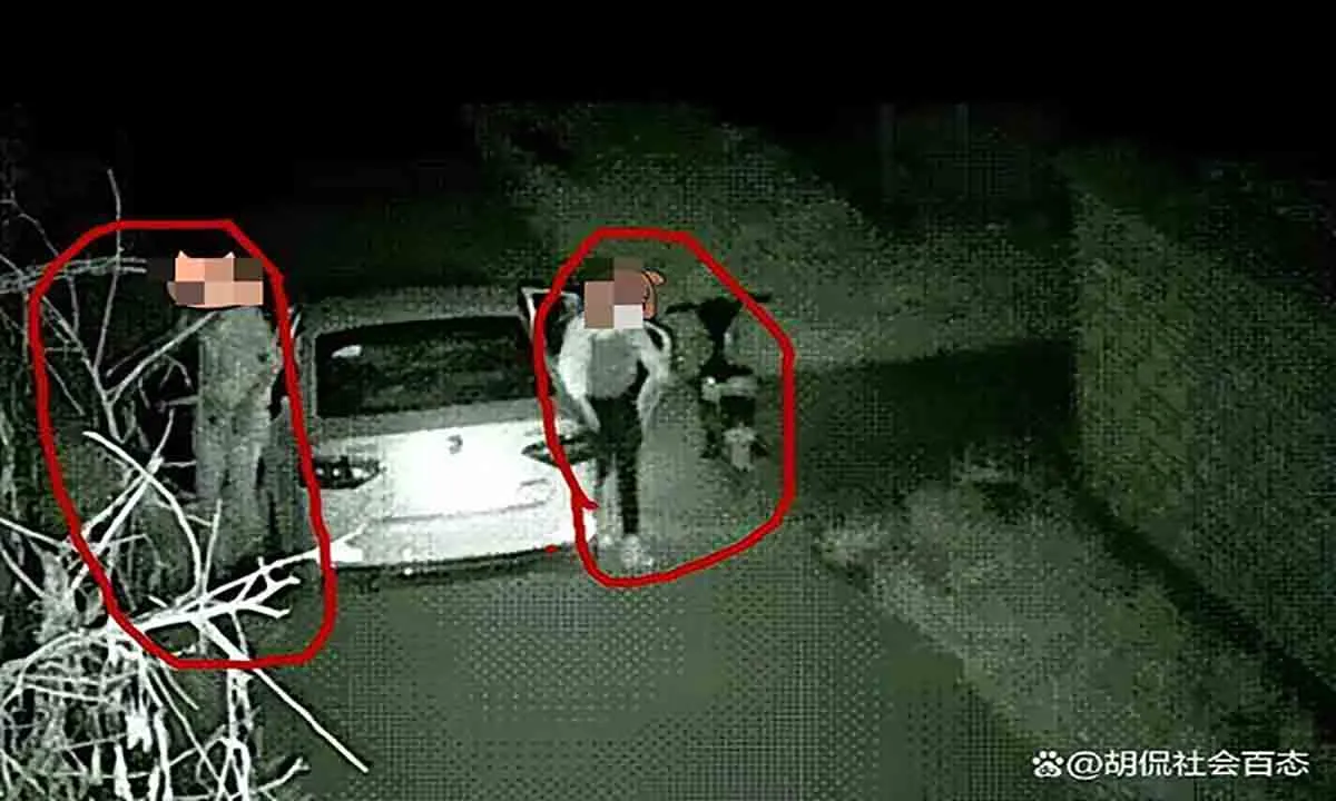 Sửa camera giúp hàng xóm, người đàn ông bất ngờ phát hiện vợ ngoại tình