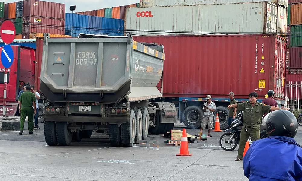 Một cụ ông tử vong khi xe đầu kéo quay đầu